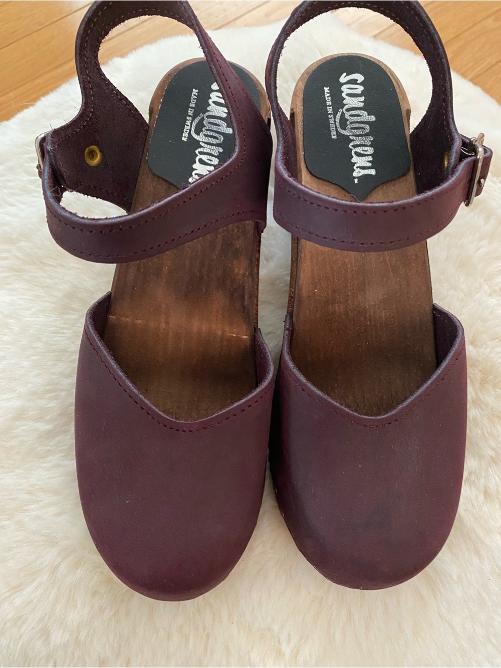 Sandgrens women’s classic leather clog sandals in plum. Made in Sweden